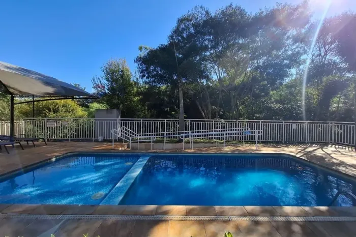 2 Quartos em Jardim Palos Verdes" com piscina