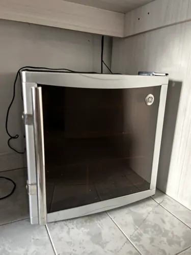 Adega Climatizada GE 16 Garrafas | Porta em Vidro Duplo | 127V | Excelente Estado