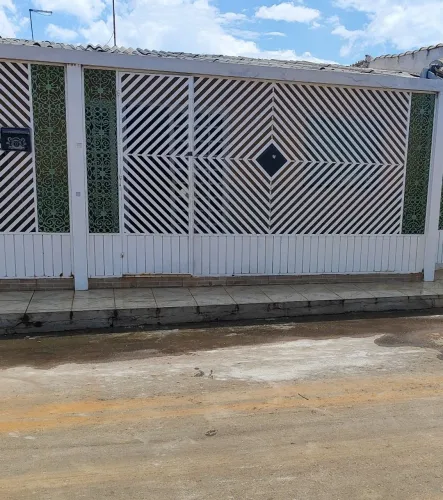 Casa com móveis planejados 