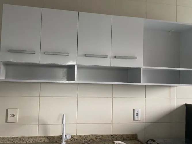 Armário aéreo de cozinha em MDF branco