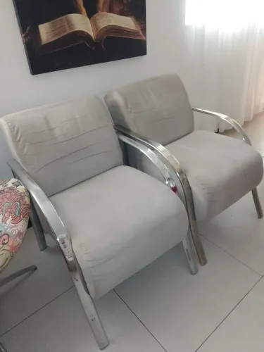 Poltrona bege com braço em inox 