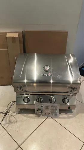 Churrasqueira a gás Char Broil 4 Burner Gás Grill , modelo 2015 . Nova