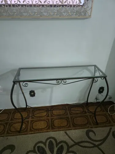 Aparador de ferro com tampo de vidro