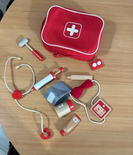 Kit médico em madeira