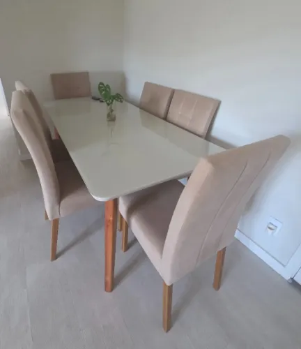 Mesa de jantar com 6 cadeiras em madeira maciça com vidro