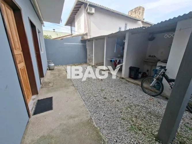 Excelente Apartamento 1 dormitório(s) em Carianos - Florianópolis