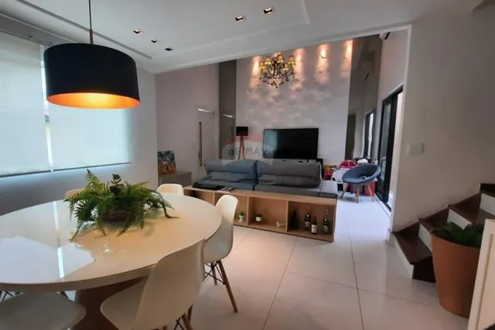 Casa Duplex Reformada e Modernizada à Venda no Colubandê-SG