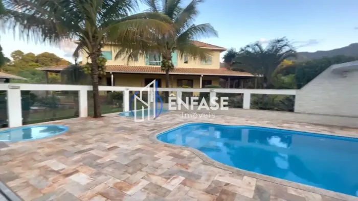 Chácara com 4 quartos sendo 03 suítes em um terreno de 3.840 m² em condomínio fechado em I