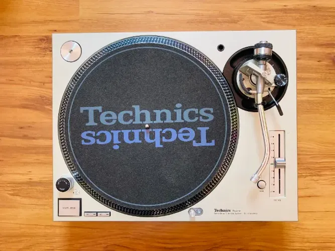 Toca discos Technics SL 1200 MK3D
