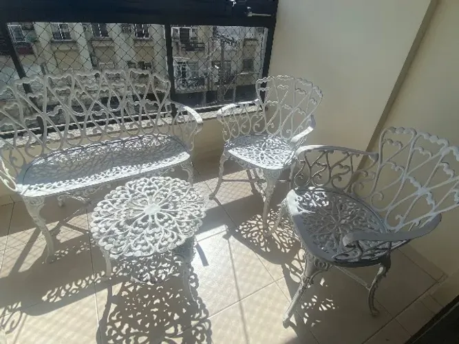 Jogo de varanda branco em ferro.