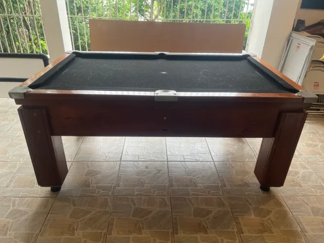 Mesa de sinuca com fichas, bolas, tacos e 2 suportes para os tacos