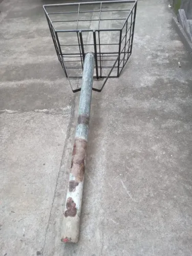 Lixeira de aço com tubo galvanizado.