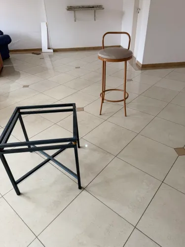 Vendo mesa de ferro e banqueta