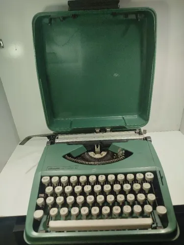 máquina de datilografia Olivetti Lettera 82.