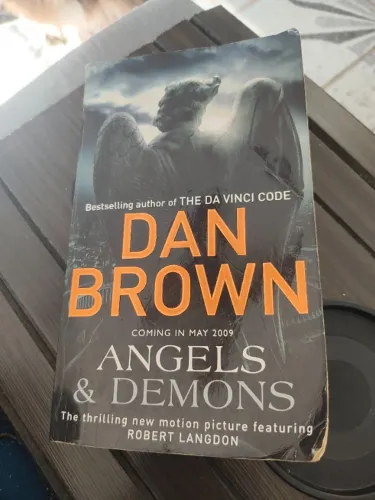 Livro Angels & demons - Dan Brown