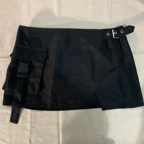 Saia preta gótica, bolso com aba e detalhe de fivela