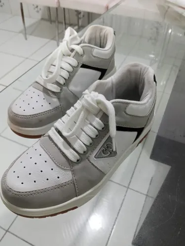 Vende-se tênis branco com detalhes cinza