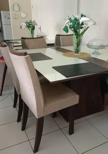 Mesa com 4 cadeiras 