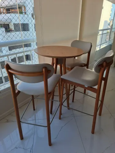 Mesa bisturi 70cm diâmetro com 1m de altura e 3 bancos