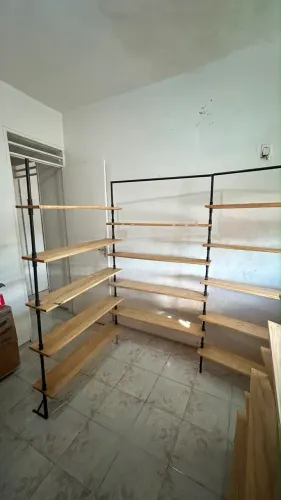 Estante Prateleira retrátil para loja. 
