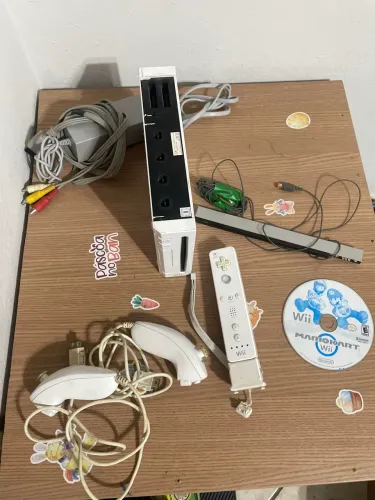 Nintendo Wii com controles, cabos e sensor bar