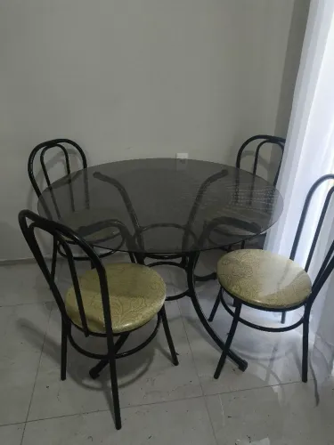 MESA DE JANTAR REDONDA COM 4 CADEIRAS