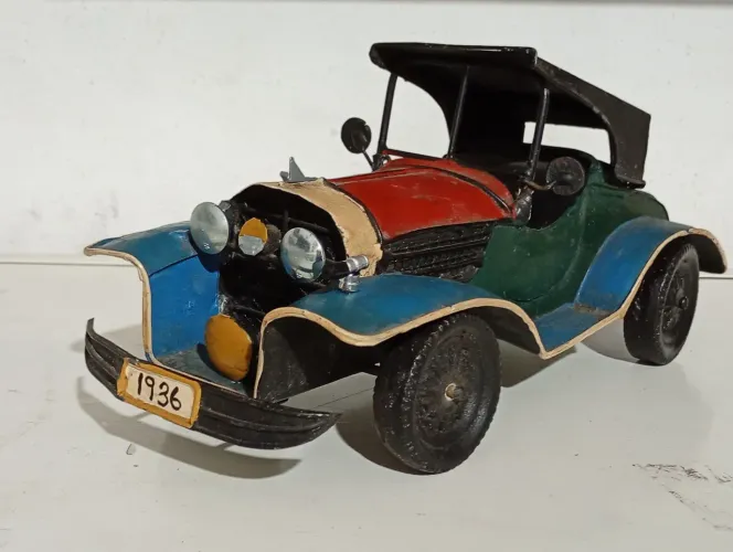 Brinquedo de lata antigo 