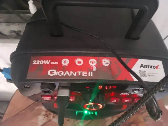 Vendo caixa de som Anvox,220 w RMS semi nova