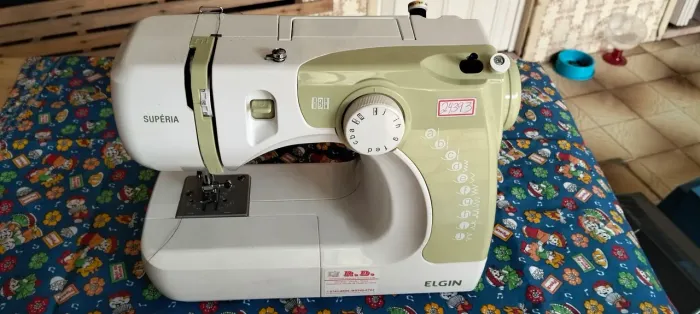 Máquina de costura Elgin modelo supera uso doméstica.