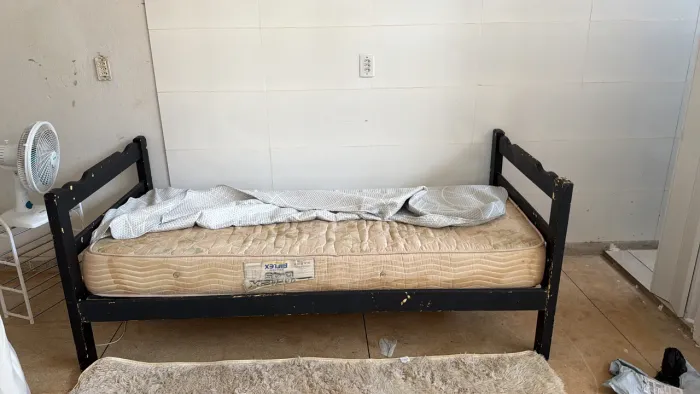 Desapego de cama em madeira de solteiro