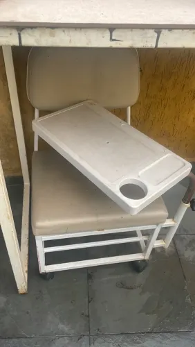 Carrinho de manicure com o suporte do pé