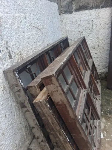 Janela e porta de peroba