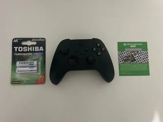 Controle Xbox Carbon Black Original Series + Pilhas recarregáveis + Brinde