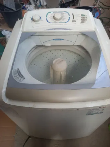 Máquina de lavar roupas  seminova. 