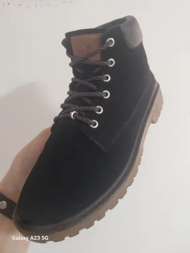 Bota casual infantil. 