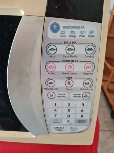 Microondas para retirar peças ainda está com o prato.