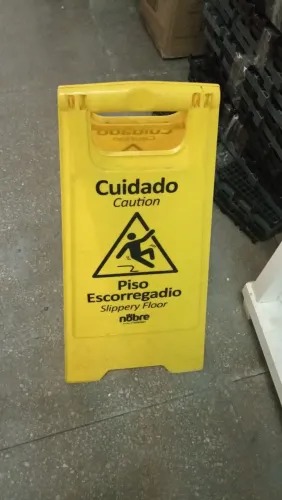 Placa Sinalizadora Cuidado Piso Escorregadio Amarelo - Nobre Amarelo
