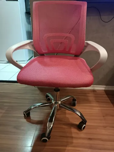 Cadeira de Escritório Rosa com Rodinhas e Braços - Home Office