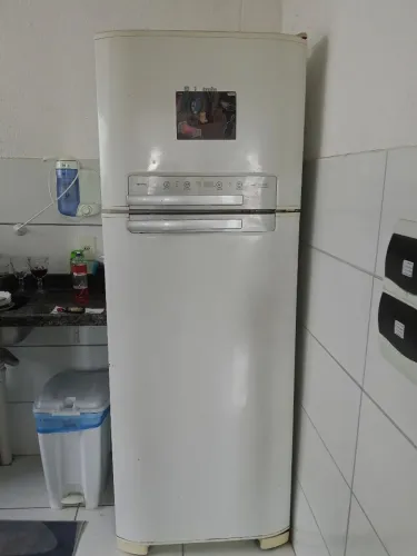 Geladeira Frost Free em perfeito estado de funcionamento.
