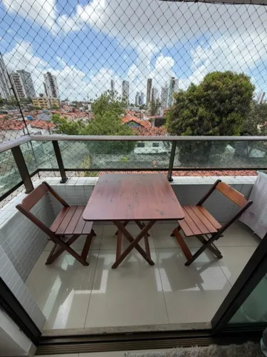 Mesa e duas cadeiras em madeira - dobráveis