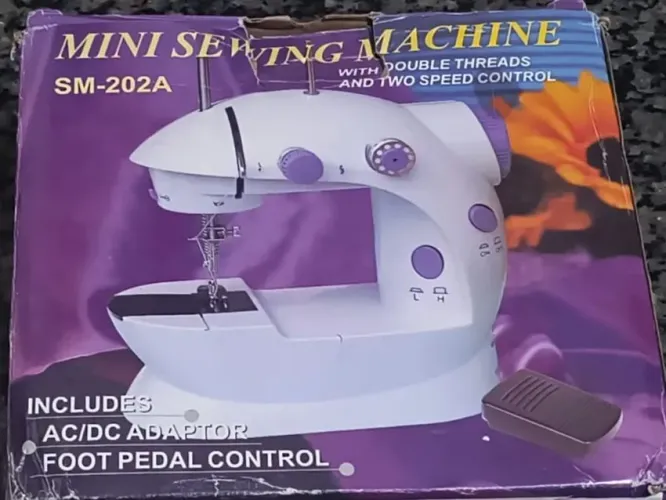 Mini máquina de costura nova 