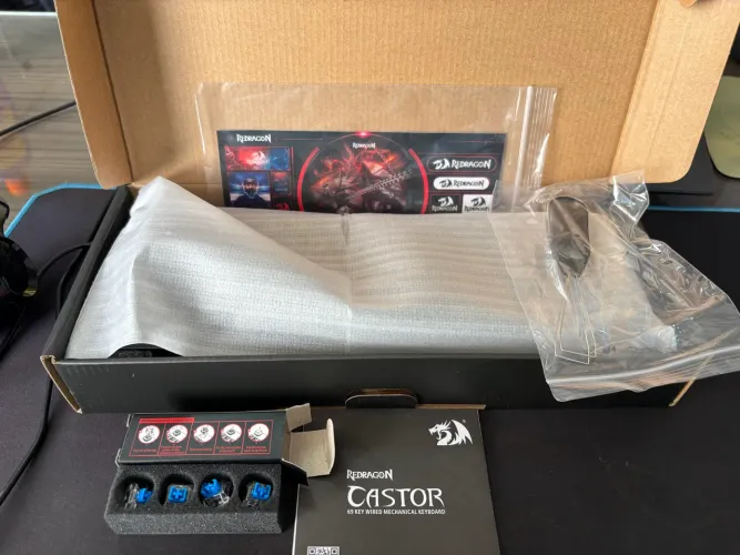 Teclado Gamer K631 Castor Rgb Switch Brown Abnt2 Cor de teclado Preto PT BR Redragon
