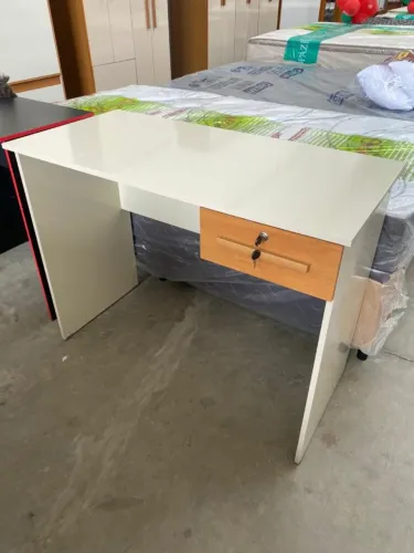Mesa para computador com gaveta