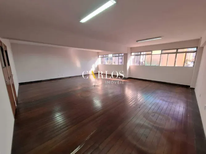 Andar Comercial de 220m² com 05 Salas, 02 Vagas e Elevador