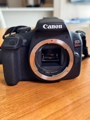 Canon EOS Rebel T7+ com lente 18-55mm - 5.400 disparos - Kit completo