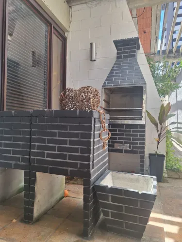 Vende-se churraqueira G 1,250 c lixeira e 2 mesinha de apoio