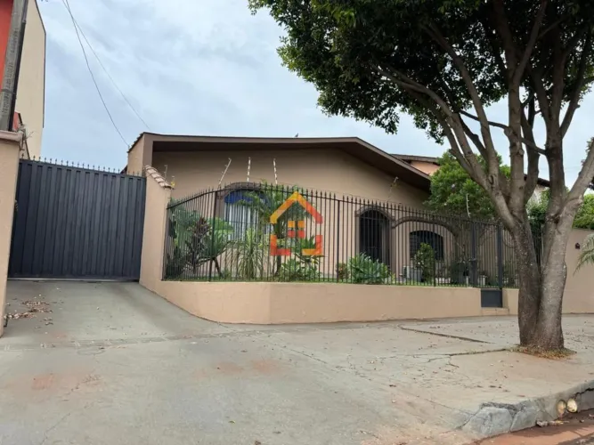 Casa para locação na região central, com 03 dormitórios, 400m², por R$5.900,00/mês - Jd Sh