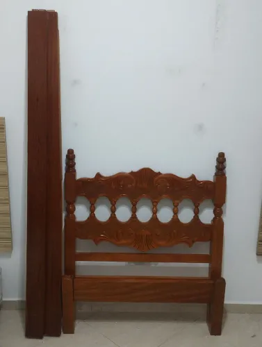 Cama de madeira maciça 