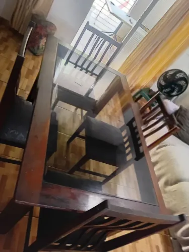 Vende-se uma mesa com 4 cadeiras todas de madeira macisa