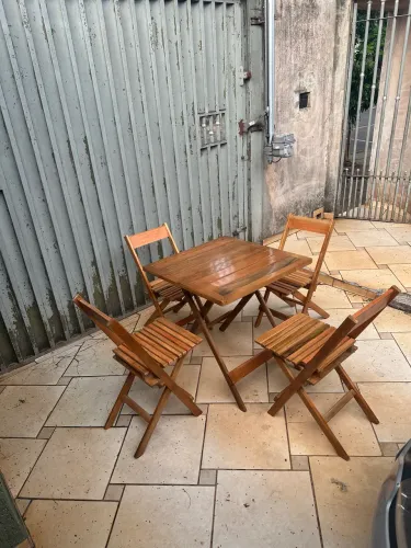 Jogo de mesa dobrável 70x70 + 4 cadeiras envernizado